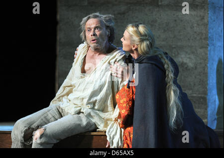 Schauspieler Volker Lechtenbrink als König Lear und Kristin Hoelck als Cordelia führen in einer Foto-Probe des Stücks "König Lear" in der Bad Hersfelder Festspiele in Bad Hersfeld, Deutschland, 12. Juni 2012. Die Tragödie von Shakespeare in einer Inszenierung von Volker Lechtenbrink wird am 15. Juni 2012 bei den 62. Bad Hersfeld FGestival premiere. Foto: UWE ZUCCHI Stockfoto