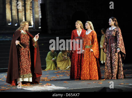 Schauspieler Volker Lechtenbrink (L-R) als König Lear, Oda Pretzschner als Regan, Kristin Hoelck als Cordelia und Anja Bruenglinghaus als Goneril führen in einer Foto-Probe des Stücks "König Lear" in der Bad Hersfelder Festspiele in Bad Hersfeld, Deutschland, 12. Juni 2012. Die Tragödie von Shakespeare in einer Inszenierung von Volker Lechtenbrink wird premiere am 15. Juni 2012 bei den 62. Bad Hersfeld-FGestival Stockfoto