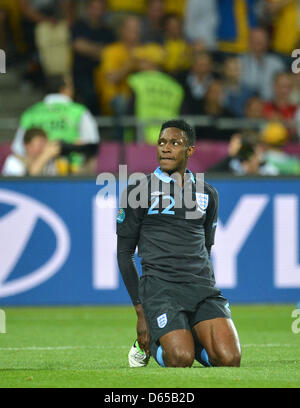 Englands Danny Welbeck Knien auf dem Spielfeld während der UEFA EURO 2012-Gruppe D Fußball Spiel Schweden gegen England im NSC Olimpijskij Olympiastadion in Kiew, Kiew, Ukraine, 15. Juni 2012. Foto: Thomas Eisenhuth Dpa (siehe Kapitel 7 und 8 der http://dpaq.de/Ziovh für die UEFA Euro 2012 Geschäftsbedingungen &) Stockfoto