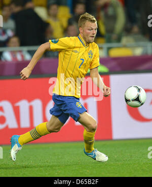 Schwedens Sebastian Larsson in Aktion während der UEFA EURO 2012-Gruppe D Fußball Spiel Schweden gegen England im NSC Olimpijskij Olympiastadion in Kiew, Kiew, Ukraine, 15. Juni 2012. Foto: Thomas Eisenhuth Dpa (siehe Kapitel 7 und 8 der http://dpaq.de/Ziovh für die UEFA Euro 2012 Geschäftsbedingungen &) Stockfoto