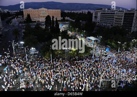 Anhänger an einer Wahl Veranstaltung der griechische Partei "Nea Dimokratia" (ND) am Syntagma-Platz vor dem griechischen Parlament in Athen, Griechenland, 15. Juni 2012 teilnehmen. Parlamentswahlen statt in Griechenland am 17. Juni 2012. Foto: Emily Wabitsch Stockfoto