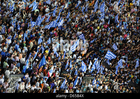 Anhänger an einer Wahl Veranstaltung der griechische Partei "Nea Dimokratia" (ND) am Syntagma-Platz vor dem griechischen Parlament in Athen, Griechenland, 15. Juni 2012 teilnehmen. Parlamentswahlen statt in Griechenland am 17. Juni 2012. Foto: Emily Wabitsch Stockfoto