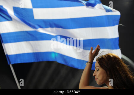 Ein Anhänger besucht ein Wahl-Ereignis der griechischen Partei "Nea Dimokratia" (ND) am Syntagma-Platz vor dem griechischen Parlament in Athen, Griechenland, 15. Juni 2012. Parlamentswahlen statt in Griechenland am 17. Juni 2012. Foto: Emily Wabitsch Stockfoto