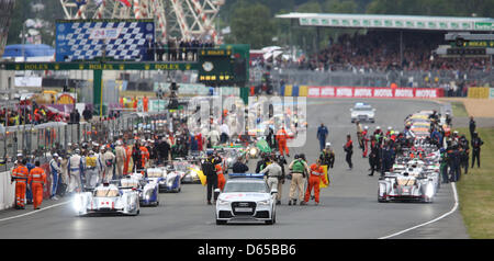 Die Rennwagen mit LMP1-Klasse Audi R18 e-Tron Quattro Hybrid von Audi Sport Team Joest mit Fahrer Andre Lotterer, Marcel Faessler und Benoit Fässler (L) Line up für den Start der 80. 24 Stunden Rennen von Le Mans auf dem Circuit De La Sarthe in Le Mans, Frankreich 16. Juni 2012. Foto: Florian Schuh Dpa +++(c) Dpa - Bildfunk +++ Stockfoto