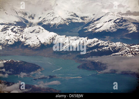 (Dpa-Datei) - datiert ein Datei-Bild 28 November 2008 zeigt Berge mit Schnee an einem Fjord der Insel Gruppe Tierra Del Fuego, Argentinien bedeckt.  Foto: Jan Woitas Stockfoto