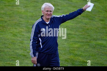 Dänemarks Trainer Morten Olsen Gesten während einer Trainingseinheit der dänischen Fußball-Nationalmannschaft im Ukraina-Stadion in Lemberg, Ukraine, 16. Juni 2012. Foto: Thomas Eisenhuth Dpa (siehe Kapitel 7 und 8 der http://dpaq.de/Ziovh für die UEFA Euro 2012 Geschäftsbedingungen &) +++(c) Dpa - Bildfunk +++ Stockfoto