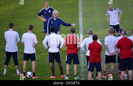 Dänemarks Trainer Morten Olsen (C) spricht mit seinen Spielern während einer Trainingseinheit der dänischen Fußball-Nationalmannschaft im Ukraina-Stadion in Lemberg, Ukraine, 16. Juni 2012. Foto: Thomas Eisenhuth Dpa (siehe Kapitel 7 und 8 der http://dpaq.de/Ziovh für die UEFA Euro 2012 Geschäftsbedingungen &) +++(c) Dpa - Bildfunk +++ Stockfoto