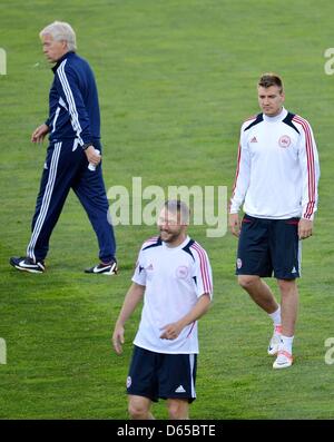 Dänemarks Trainer Morten Olsen (l) und Nicklas Bendtner (R) während einer Trainingseinheit der dänischen Fußball-Nationalmannschaft im Ukraina-Stadion in Lemberg, Ukraine, 16. Juni 2012. Foto: Thomas Eisenhuth Dpa (siehe Kapitel 7 und 8 der http://dpaq.de/Ziovh für die UEFA Euro 2012 Geschäftsbedingungen &) Stockfoto