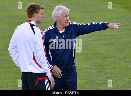 Dänemarks Trainer Morten Olsen (r) spricht mit Nicklas Bendtner während einer Trainingseinheit der dänischen Fußball-Nationalmannschaft im Ukraina-Stadion in Lemberg, Ukraine, 16. Juni 2012. Foto: Thomas Eisenhuth Dpa (siehe Kapitel 7 und 8 der http://dpaq.de/Ziovh für die UEFA Euro 2012 Geschäftsbedingungen &) +++(c) Dpa - Bildfunk +++ Stockfoto