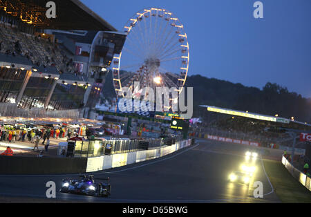 Die Autos sind auf der Durchreise der Start Spur wie Nacht während der 80. 24 hereinbricht Stunden Rennen von Le Mans auf dem Circuit De La Sarthe in Le Mans, Frankreich 16. Juni 2012. Foto: Florian Schuh dpa Stockfoto