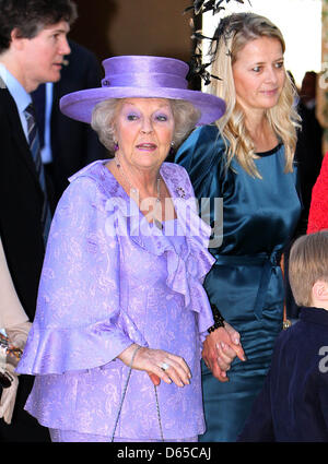 Niederländische Königin Beatrix (L) und Princess Mabel Wisse Smit (R) Teilnahme an der Hochzeit der Prinzessin Maria Carolina und Albert Brenninkmeijer in der Basilica di San Miniato al Monte in Florenz, Italien, 16. Juni 2012. Foto: Albert Nieboer - Niederlande Stockfoto