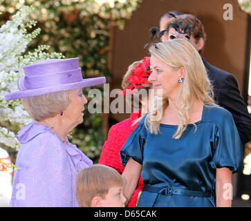 Niederländische Königin Beatrix (L) und Princess Mabel Wisse Smit (R) Teilnahme an der Hochzeit der Prinzessin Maria Carolina und Albert Brenninkmeijer in der Basilica di San Miniato al Monte in Florenz, Italien, 16. Juni 2012. Foto: Albert Nieboer - Niederlande Stockfoto