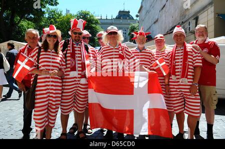 Fans von Dänemark Fuß durch die Altstadt von Lemberg, Ukraine, 17. Juni 2012. Dänemark spielt Deutschland in Lemberg heute Abend. Foto: THOMAS EISENHUTH Stockfoto