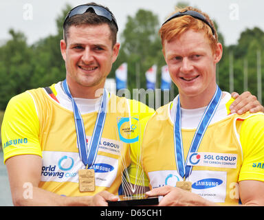 Deutscher Ruderer Eric Knittel (L) und Stephan Krueger stellen nach einem dritten Platz im M2x-Event bei der Ruder WM in Oberschleißheim bei München, 17. Juni 2012. Foto: FRANK LEONHARDT Stockfoto