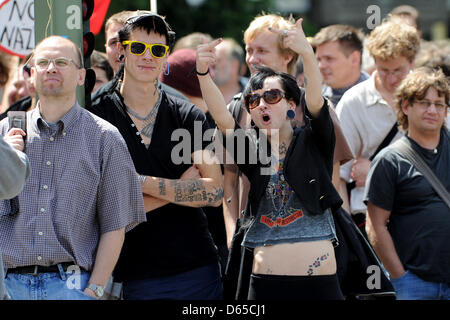 Linke und antifaschistische Gegendemonstrant innen gegen eine NPD-Kundgebung am Strausberger Platz in Berlin, Deutschland, 17. Juni 2012. Mehrere Dutzend Rechtsextremisten besuchte die Kundgebung unter dem Motto "so wie jetzt - Liberty hat gekämpft werden - zum Gedenken an die Opfer des 17. Juni 1953". Foto: Matthias Balk Stockfoto