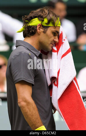 Schweizer Tennisspieler Roger Federer wischt sein Gesicht während des Finales der Gerry Weber Open gegen Haas aus Deutschland in Halle/Westfalen, Deutschland, 17. Juni 2012. Haas Wette Federer 7:6 und 6:4 in zwei Sätzen. Foto: CHRISTIAN WEISCHE Stockfoto