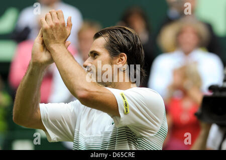 Deutscher Tennisspieler Tommy Haas feiert nach dem Sieg im Finale der Gerry Weber Open gegen Federer aus der Schweiz in Halle/Westfalen, Deutschland, 17. Juni 2012. Haas Wette Federer 7:6 und 6:4 in zwei Sätzen. Foto: CHRISTIAN WEISCHE Stockfoto