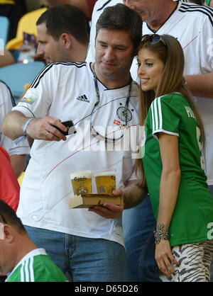 Cathy Fischer, Freundin von Deutschlands Mats Hummels, sieht man an den Ständen UEFA EURO 2012-Gruppe B Fußballspiel Dänemark Vs Deutschland Arena Lemberg in Lviv, Ukraine, 17. Juni 2012. Foto: Marcus Brandt Dpa (siehe Kapitel 7 und 8 der http://dpaq.de/Ziovh für die UEFA Euro 2012 Geschäftsbedingungen &) +++(c) Dpa - Bildfunk +++ Stockfoto