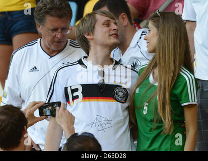 Cathy Fischer, Freundin von Deutschlands Mats Hummels, sieht man an den Ständen vor der UEFA EURO 2012-Gruppe B-Fußballspiel Dänemark Vs Deutschland Arena Lemberg in Lviv, Ukraine, 17. Juni 2012. Foto: Marcus Brandt Dpa (siehe Kapitel 7 und 8 der http://dpaq.de/Ziovh für die UEFA Euro 2012 Geschäftsbedingungen &) +++(c) Dpa - Bildfunk +++ Stockfoto