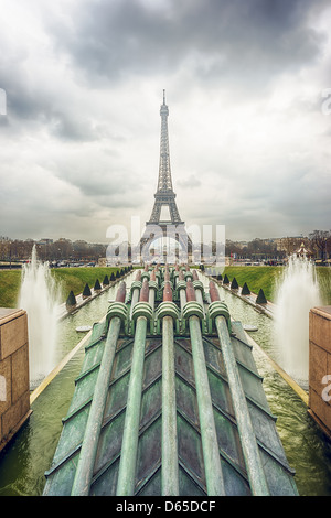 Eiffelturm und Wasserwerfer an einem bewölkten Tag Stockfoto