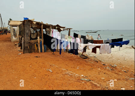 Datei - ein Datei-Foto vom 29. Juni 2011 zeigt eine Hütte am Meer während eines Besuchs der deutsche Nachrichtensprecherin Gundula Gause in Senegal. Foto: Ursula Düren Stockfoto