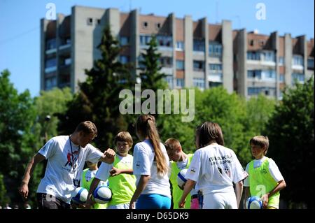 Kinder spielen Fußball im Stadion Sokil in Lviv, Ukraine, 17. Juni 2012. Die Veranstaltung findet im Rahmen des Projektes "Fair Play" von der deutschen Gesellschaft für internationale Zusammenarbeit (GIZ). Das Projekt verbindet HIV/Aids-Prävention für Jugendliche mit Fußball, weitere Aspekte sind gesunde Ernährung und einen ausgewogenen Lebensstil. Foto: Thomas Eisenhuth Stockfoto