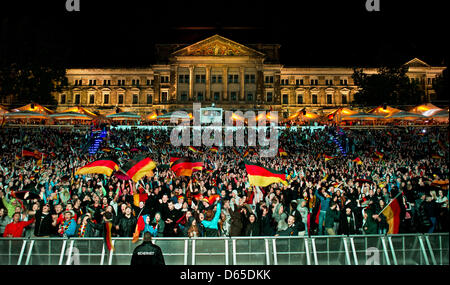 Deutsche Fußball-Fans feiern den Sieg der deutschen Nationalmannschaft nach der UEFA EURO 2012 Spiel zwischen Deutschland und den Niederlanden, da sie ein public Viewing am Ufer der Elbe in Dresden, Deutschland, 13. Juni 2012 teilnehmen. Foto: Arno Burgi Stockfoto