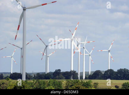 Windkraftanlagen stehen auf einem Feld neben der Autobahn A24, in der Nähe von Neuruppin, Deutschland, 5. Juni 2012. Foto: Bernd Settnik Stockfoto