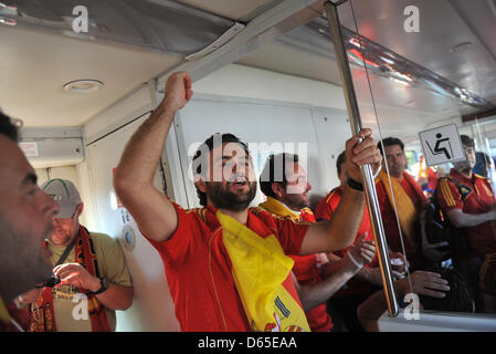 Spanische Fußball-Fans feiern in einem Zug auf dem Weg von der Stadt von Danzig bis zum Stadion vor der UEFA EURO 2012-Gruppe C-Fußball match Kroatien Vs Spanien im Arena Gdansk in Danzig, 18. Juni 2012. Foto: Andreas Gebert Dpa +++(c) Dpa - Bildfunk +++ Stockfoto