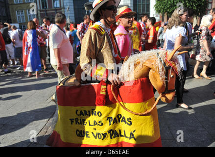 Eine spanische Fußball Fan trägt eine Marionette Pferd in die Stadt Danzig vor der UEFA EURO 2012-Gruppe C-Fußball Spiel Kroatien Vs Spanien im Arena Gdansk in Danzig, Polen, 18. Juni 2012. Foto: Andreas Gebert Dpa +++(c) Dpa - Bildfunk +++ Stockfoto