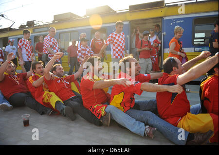 Spanische Fußball-Fans feiern am Bahnhof vor dem Stadion vor der UEFA EURO 2012-Gruppe C-Fußball match Kroatien Vs Spanien im Arena Gdansk in Danzig, 18. Juni 2012. Foto: Andreas Gebert Dpa +++(c) Dpa - Bildfunk +++ Stockfoto