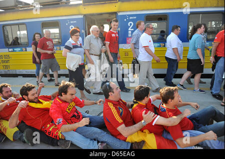 Spanische Fußball-Fans feiern am Bahnhof vor dem Stadion vor der UEFA EURO 2012-Gruppe C-Fußball match Kroatien Vs Spanien im Arena Gdansk in Danzig, 18. Juni 2012. Foto: Andreas Gebert Dpa +++(c) Dpa - Bildfunk +++ Stockfoto