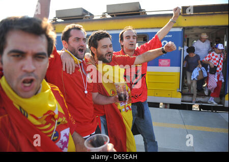 Spanische Fußball-Fans feiern am Bahnhof vor dem Stadion vor der UEFA EURO 2012-Gruppe C-Fußball match Kroatien Vs Spanien im Arena Gdansk in Danzig, 18. Juni 2012. Foto: Andreas Gebert Dpa +++(c) Dpa - Bildfunk +++ Stockfoto