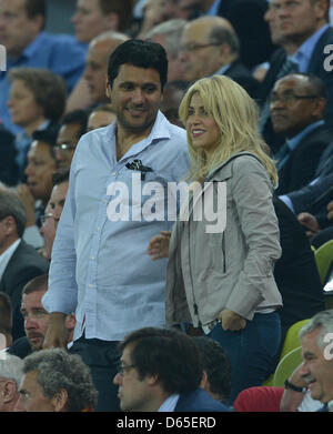 Kolumbianische Sängerin Shakira (C), Freundin von Spaniens Gerard Pique, gesehen auf der Tribüne während der UEFA EURO 2012-Gruppe C Fußball match Kroatien Vs Spanien im Arena Gdansk in Danzig, Polen, 18. Juni 2012. Foto: Marcus Brandt Dpa (siehe Kapitel 7 und 8 der http://dpaq.de/Ziovh für die UEFA Euro 2012 Geschäftsbedingungen &) +++(c) Dpa - Bildfunk +++ Stockfoto