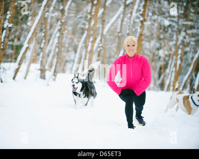 Frau Ausübung, Salt Lake City, Utah, USA winter Wald Stockfoto