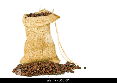 Kaffeebohnen in eine Jute-Tasche auf weißem Hintergrund Stockfoto