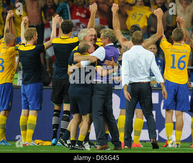 Schwedens Trainer Morten Olsen (C) feiert mit Mitarbeitern nach der UEFA EURO 2012-Gruppe D Fußballspiel Schweden Vs Frankreich im NSC Olimpijskij Olympiastadion in Kiew, Ukraine, 19. Juni 2012. Foto: Thomas Eisenhuth Dpa (siehe Kapitel 7 und 8 der http://dpaq.de/Ziovh für UEFA Euro2012 & Geschäftsbedingungen) +++(c) Dpa - Bildfunk +++ Stockfoto