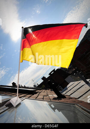 Eine Deutschland-Flagge weht am Fenster in Stuttgart, Deutschland, 15. Juni 2012. Drei Brüder haben eine neue Fahnenhalter entwickelt, die Garantien an Windows besser halten. Foto: Jan-Philipp Strobel Stockfoto