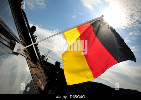 Eine Deutschland-Flagge weht am Fenster in Stuttgart, Deutschland, 15. Juni 2012. Drei Brüder haben eine neue Fahnenhalter entwickelt, die Garantien an Windows besser halten. Foto: Jan-Philipp Strobel Stockfoto