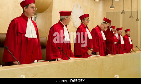 Richter des ersten Senats für das deutsche Bundesverfassungsgericht (BVerfG) Johannes Masing (L-R), Michael Eichberger, Susanne Baer, Vizepräsident Ferdinand Kirchhof, Reinhard Gaier, Wilhelm Schluckebier und Andreas Paulus kommen für den Beginn eines gerichtlichen Verfahrens beim BVerfG in Karlsruhe, Deutschland, 20. Juni 2012. BVerfG wird Verfahren heute auf die Frage halten, wenn Asylbewerber Enti sind Stockfoto