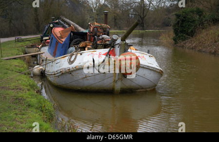 Ein Kanal Schiff schwer beladen und auf dem Treidelpfad festgemacht. Stockfoto