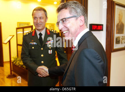 German Defence Minister Thomas de Maiziere (L) trifft sich mit stellvertretender Chef der General General Staff Hulusi Akar in Ankara, Türkei, 18. Juni 2012. Zuvor traf er sich mit der türkische Verteidigungsminister. Themen waren die Situation in Syrien. Foto: MAURIZIO GAMBARINI Stockfoto