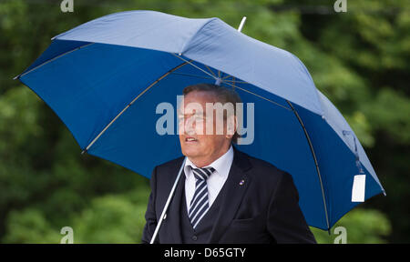 Ehemaliger Präsident des deutschen Fußball-Bund DFB, Gerhard Mayer-Vorfelder, besucht eine Verlegung von Wreth Zeremonie am Denkmal der Küste Verteidiger Westerplatte in Gdansk, Polen, 20 Juni 2012. Der Halbinsel Westerplatte war der Ort der ersten Schlacht des zweiten Weltkriegs, als deutsche Truppen am 1. September 1939 Polen angegriffen. Foto: Jens Wolf dpa Stockfoto