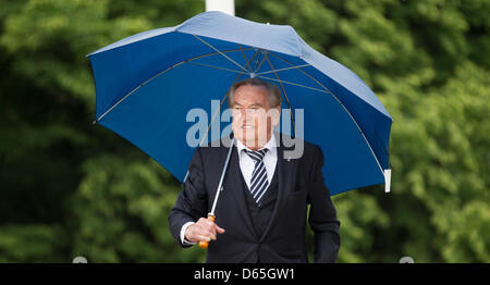 Ehemaliger Präsident des deutschen Fußball-Bund DFB, Gerhard Mayer-Vorfelder, besucht eine Verlegung von Wreth Zeremonie am Denkmal der Küste Verteidiger Westerplatte in Gdansk, Polen, 20 Juni 2012. Der Halbinsel Westerplatte war der Ort der ersten Schlacht des zweiten Weltkriegs, als deutsche Truppen am 1. September 1939 Polen angegriffen. Foto: Jens Wolf dpa Stockfoto