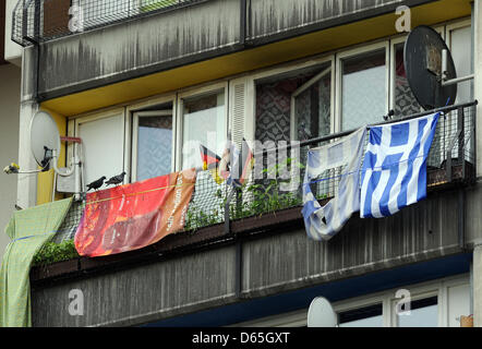 Deutsche und griechische Fahnen hängen von einem Balkon Pallasseum auf Pallasstrasse in Berlin-Schöneberg, Deutschland, 19. Juni 2012. Foto: Jens Kalaene Stockfoto