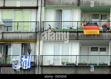 Deutsche und griechische Fahnen hängen von einem Balkon Pallasseum auf Pallasstrasse in Berlin-Schöneberg, Deutschland, 19. Juni 2012. Foto: Jens Kalaene Stockfoto