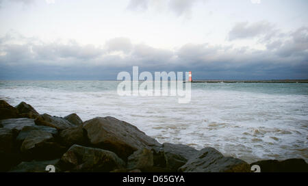 (DATEI) Ein Archivfoto vom 17. Dezember 2012 zeigt den Leuchtturm am Eingang zum Hafen von Warnemünde, Deutschland. Foto: Martin Foerster Stockfoto