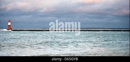 (DATEI) Ein Archivfoto vom 17. Dezember 2012 zeigt den Leuchtturm am Eingang zum Hafen von Warnemünde, Deutschland. Foto: Martin Foerster Stockfoto