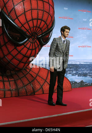 Schauspieler Andrew Garfield kommt für die Premiere des Films "The Amazing Spider-Man" im Cinestar-Kino am Potsdamer Platz in Berlin, Deutschland, 20. Juni 2012. Der 3D Film startet die Wiedergabe in den deutschen Kinos am 28. Juni. Foto: Jens Kalaene Stockfoto