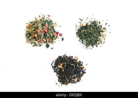 verschiedene Arten von Tee - weißer Tee, schwarzer Tee, grüner Tee über weiß Stockfoto
